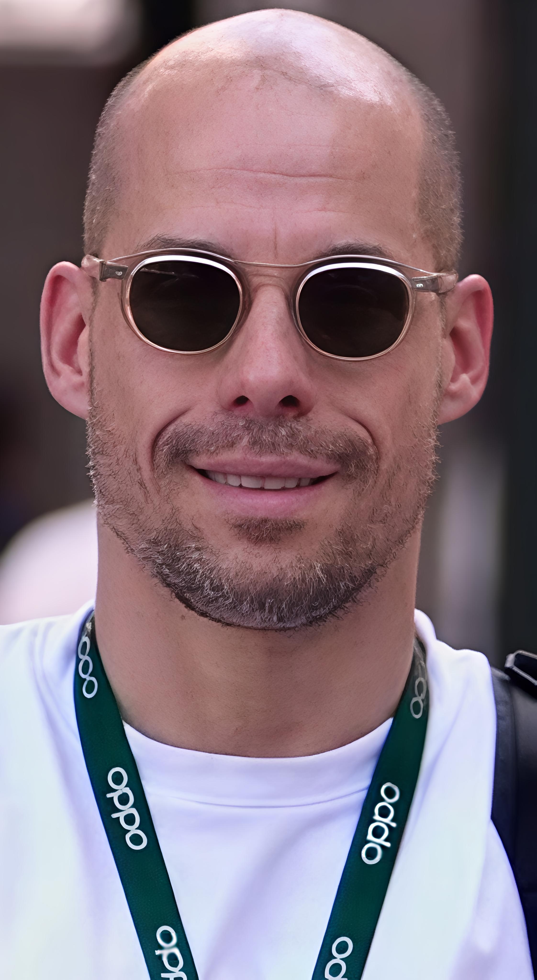 ROBERTO TI PUNTA IL FERRO - CHE FAI?