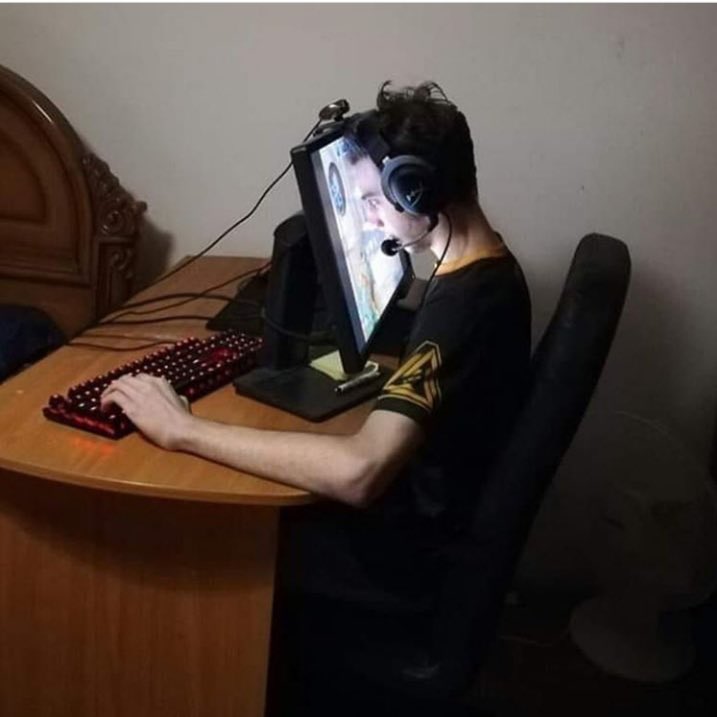 HOW BRENDIE BE - LOOKING AT ANIME GIRLS