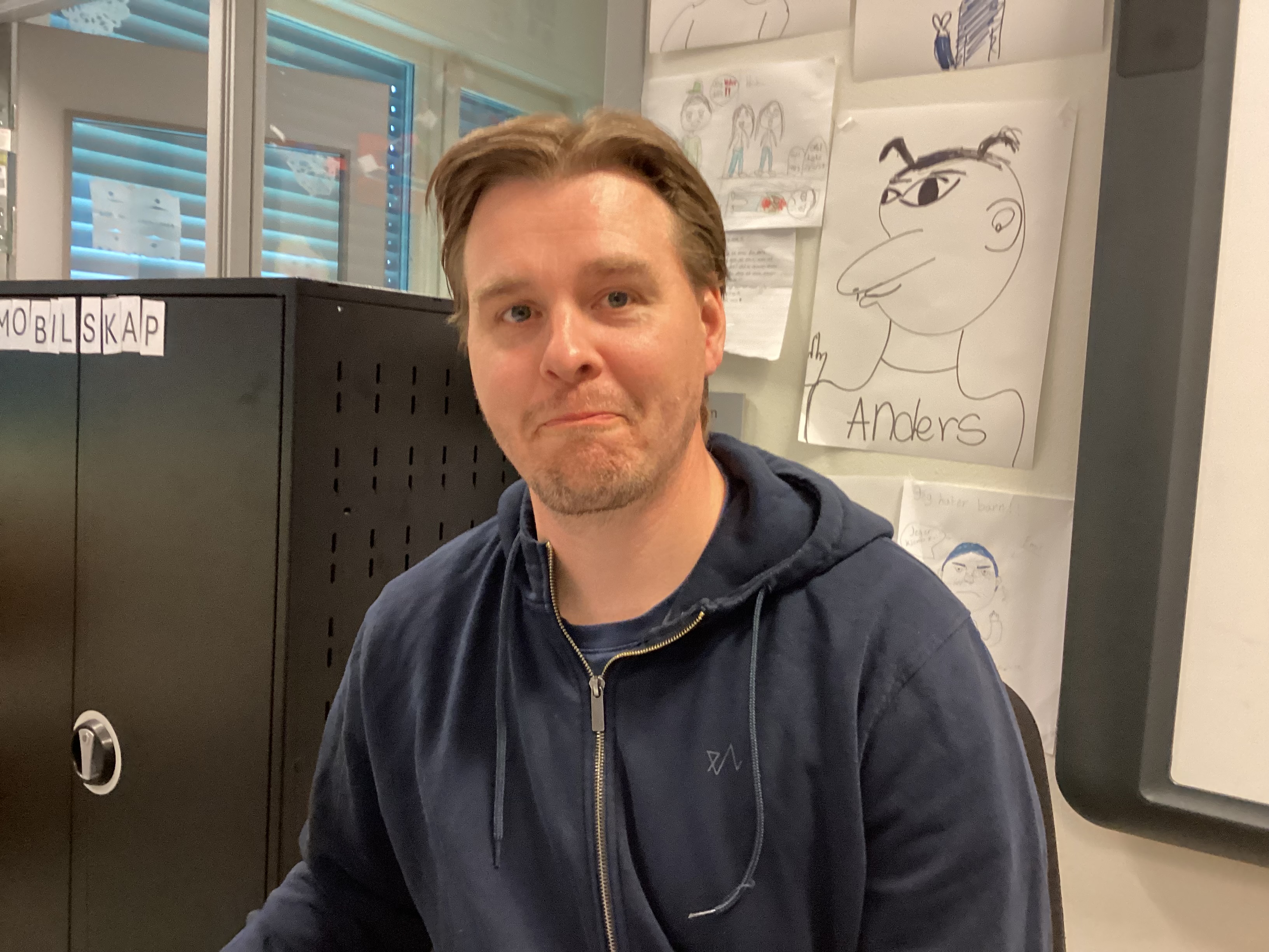 NÅR ET LITE BARN TRYNER - MEN PRØVER Å HOLDE LATTEREN INNE